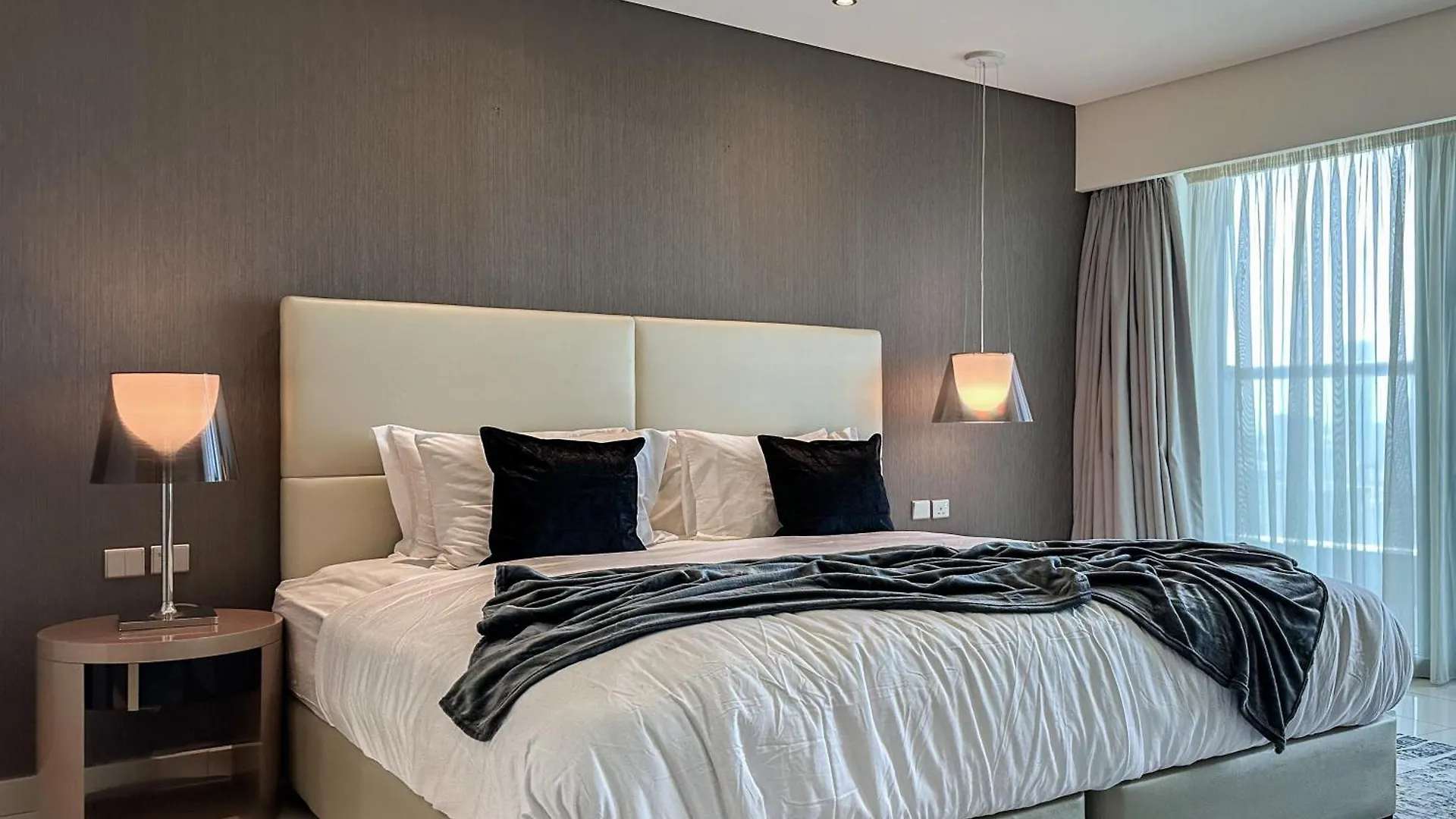 Trophy - Paramount Suites W Burj Khalifa View & Huge Balcony Dubai Apartment