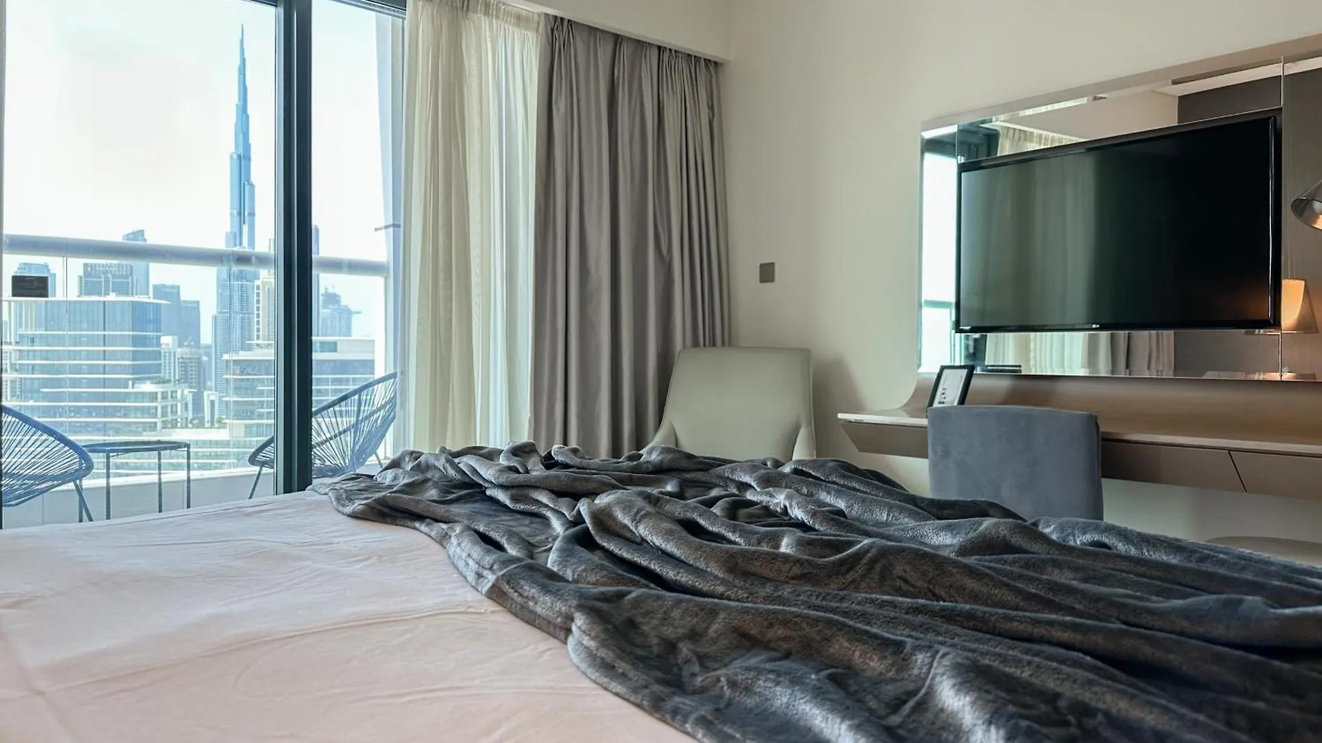 Trophy - Paramount Suites W Burj Khalifa View & Huge Balcony Dubai