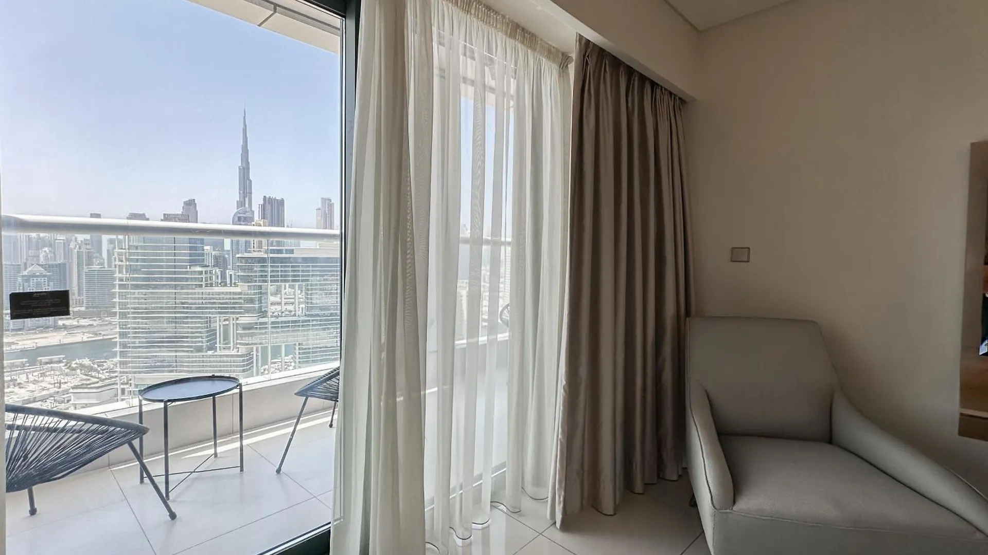 Trophy - Paramount Suites W Burj Khalifa View & Huge Balcony Dubai Apartment